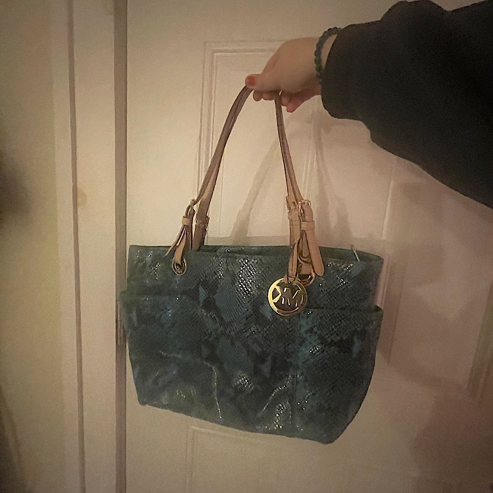 Large purse, scale pattern, so much space and so cute!!